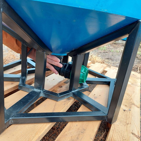 Фото-33927 Емкость вертикальная с конусным дном ВЦК-77 - 400 литров в металлической обрешётке. Спутник Агро.