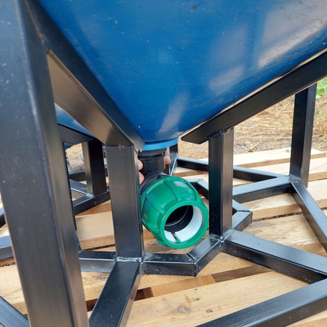 Фото-33919 Емкость вертикальная с конусным дном ВЦК-77 - 400 литров в металлической обрешётке. Спутник Агро.