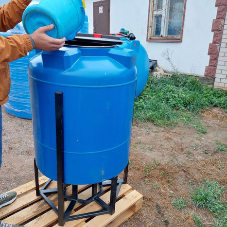 Фото-33903 Емкость вертикальная с конусным дном ВЦК-77 - 400 литров в металлической обрешётке. Спутник Агро.