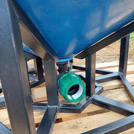 Фото-33919 Емкость вертикальная с конусным дном ВЦК-77 - 400 литров в металлической обрешётке. Спутник Агро.