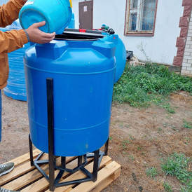 Емкость вертикальная с конусным дном ВЦК-77 - 400 литров в металлической обрешётке. Спутник Агро.