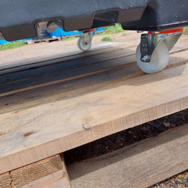 Фото-33747 Контейнер 640 литров на подставке с колесами