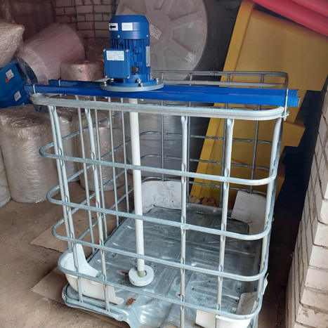 Фото-28826 Комплект: IBC контейнер (еврокуб 1000 литров) + быстроходный миксер (мешалка) с комплектом креплений