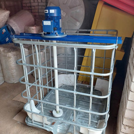 Фото-28826 Комплект: IBC контейнер (еврокуб 1000 литров) + быстроходный миксер (мешалка) с комплектом креплений