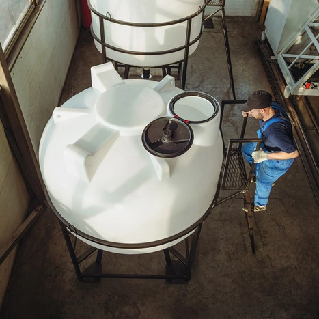 Фото-27062 Емкость ЦКТ 3000 литров с патрубком в обрешетке с лестницей