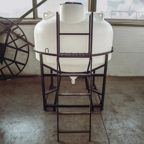 Фото-27102 Емкость ЦКТ 3000 литров с патрубком в обрешетке с лестницей