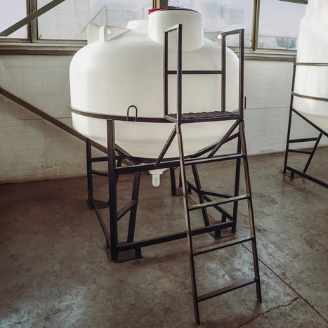 Фото-27086 Емкость ЦКТ 3000 литров с патрубком в обрешетке с лестницей