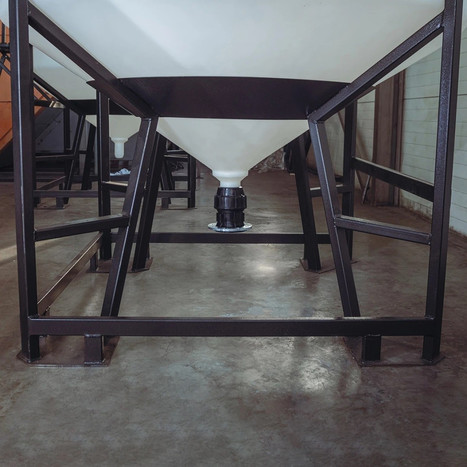 Фото-27114 Емкость ЦКТ 3000 литров с патрубком в обрешетке с лестницей