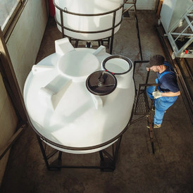 Емкость ЦКТ 3000 литров с патрубком в обрешетке с лестницей