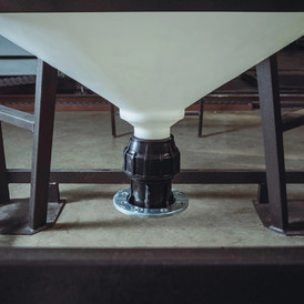 Фото-27094 Емкость ЦКТ 3000 литров с патрубком в обрешетке с лестницей