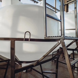 Фото-27106 Емкость ЦКТ 3000 литров с патрубком в обрешетке с лестницей