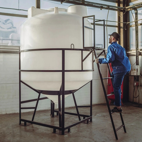 Фото-27194 Емкость ЦКТ 5000 литров с патрубком в обрешетке с лестницей