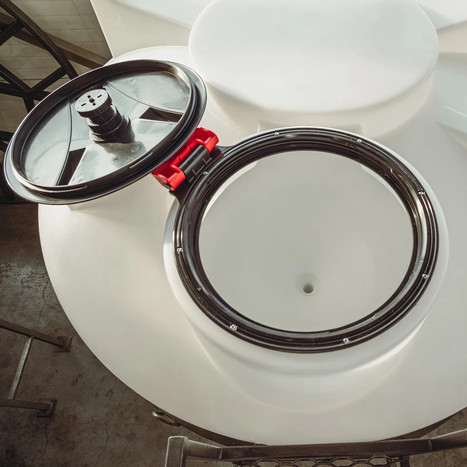 Фото-27214 Емкость ЦКТ 5000 литров с патрубком в обрешетке с лестницей