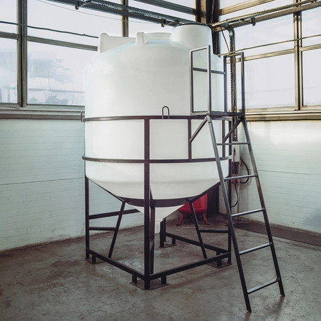 Фото-27202 Емкость ЦКТ 5000 литров с патрубком в обрешетке с лестницей