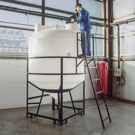 Фото-27198 Емкость ЦКТ 5000 литров с патрубком в обрешетке с лестницей