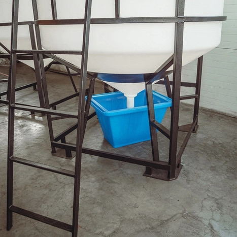 Фото-27206 Емкость ЦКТ 5000 литров с патрубком в обрешетке с лестницей