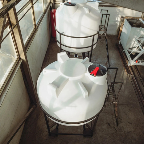 Фото-27218 Емкость ЦКТ 5000 литров с патрубком в обрешетке с лестницей