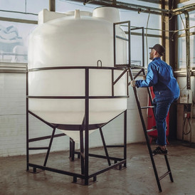 Фото-27194 Емкость ЦКТ 5000 литров с патрубком в обрешетке с лестницей