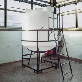 Фото-27202 Емкость ЦКТ 5000 литров с патрубком в обрешетке с лестницей