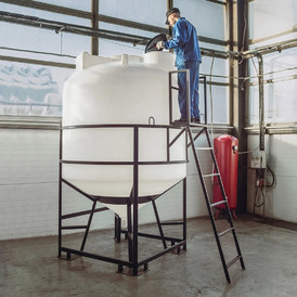 Фото-27198 Емкость ЦКТ 5000 литров с патрубком в обрешетке с лестницей