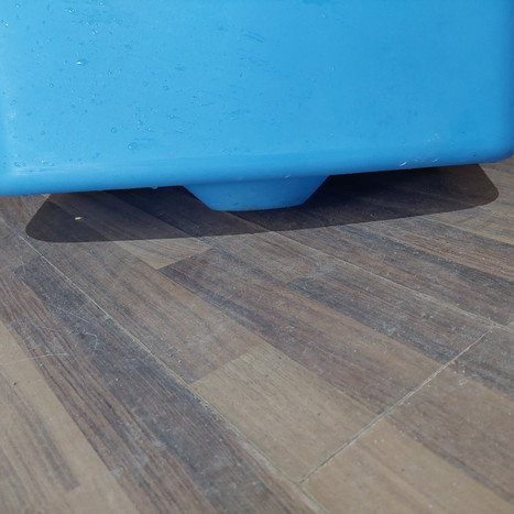 Фото-26406 Бак навесной прямоугольный вертикальный 75 литров с полным сливом