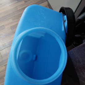 Фото-26402 Бак навесной прямоугольный вертикальный 75 литров с полным сливом