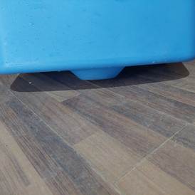 Фото-26406 Бак навесной прямоугольный вертикальный 75 литров с полным сливом