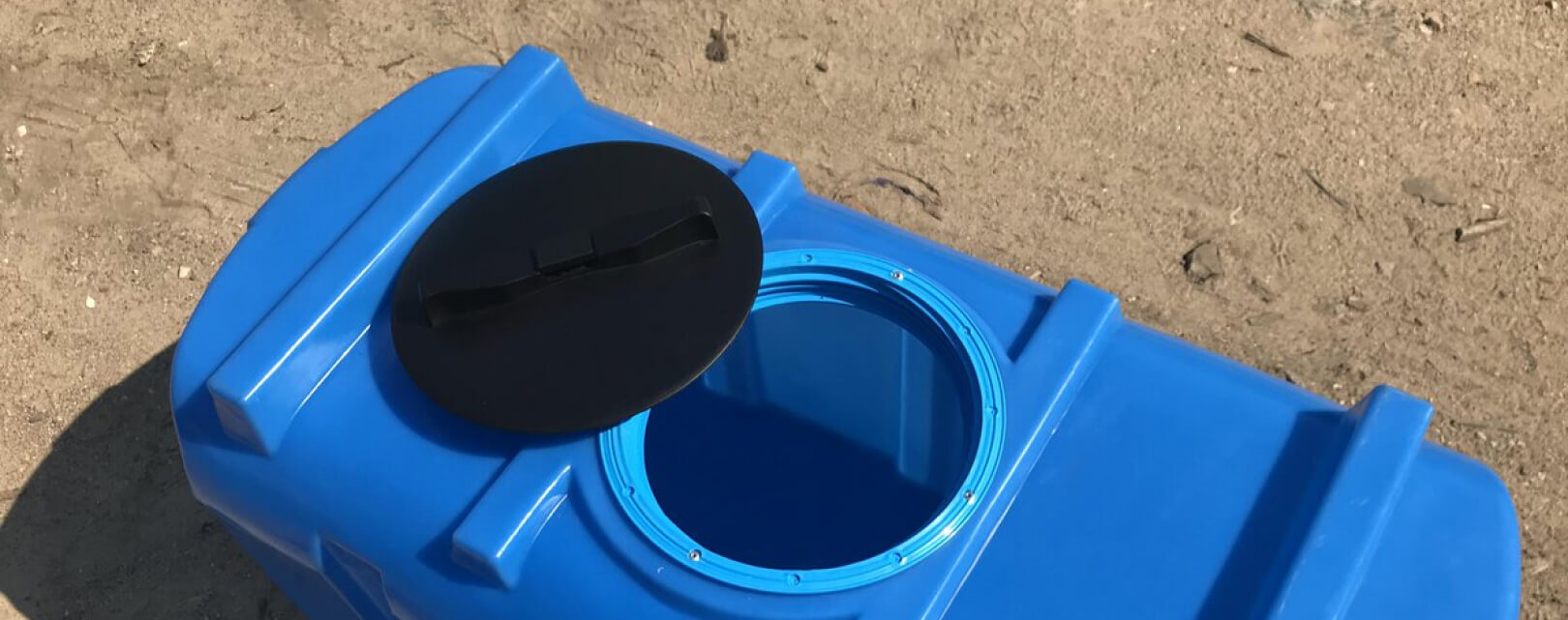 Мытье и обслуживание прямоугольных пластиковых баков