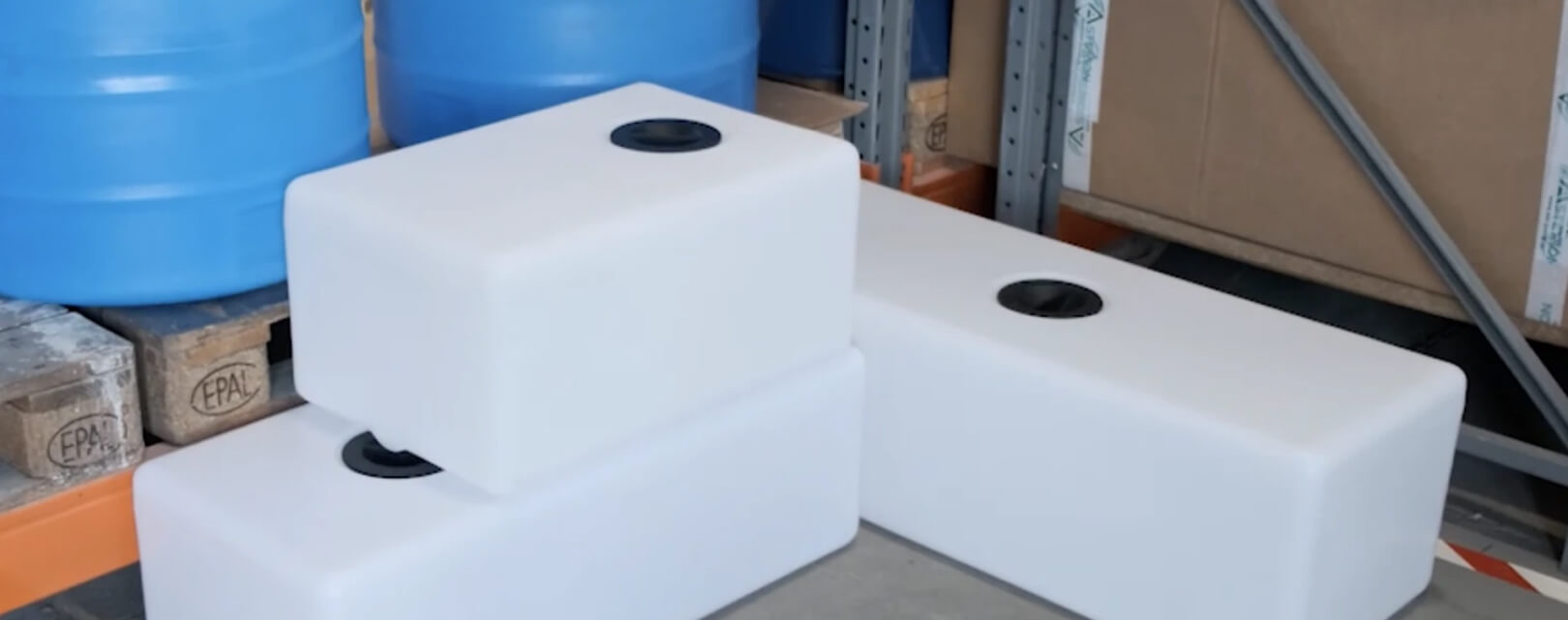 Мытье и обслуживание прямоугольных пластиковых баков