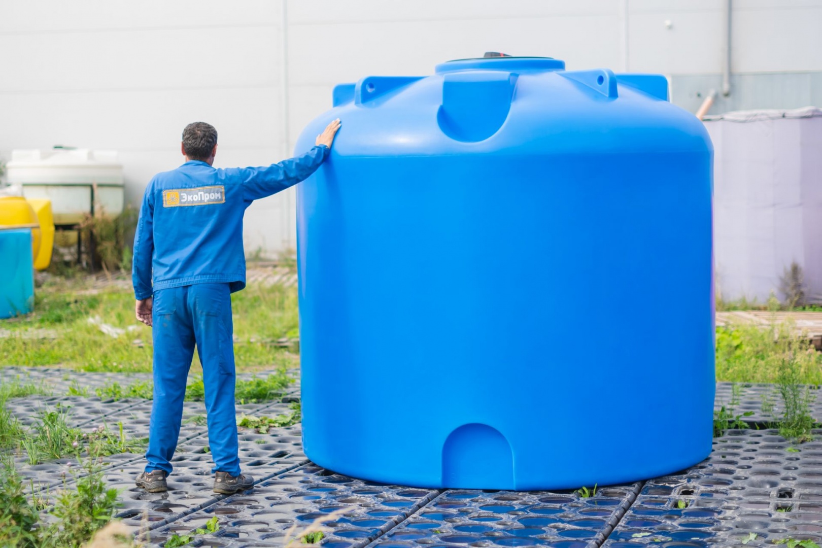 синяя пластиковая емкость на улице